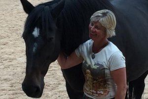 Rosie Withey with one of the horses from the medicine horse way uk apprenticeship