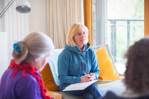 instructor leading an emotional wellbbieng group session